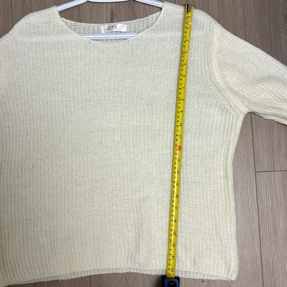 Sweater size medium - Picture 4 of 5